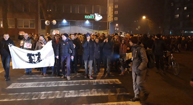 ПРОТЕСТ У БАЊАЛУЦИ: Грађани запалили свеће, лакше им после поруке Драгичевића