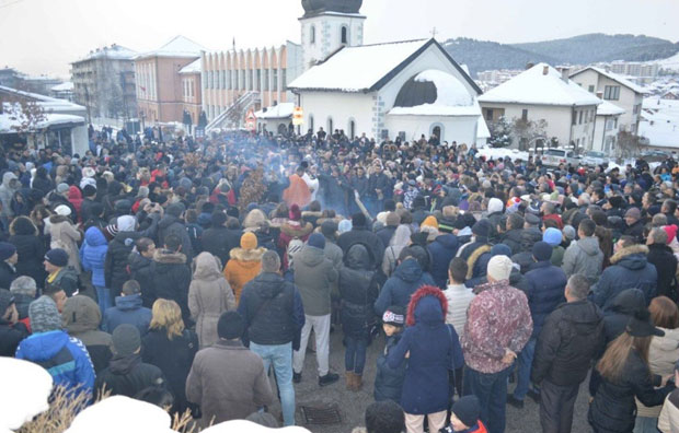 ПЉЕВЉА: Бадњаци испред тринаест храмова Српске православне цркве (ФОТО)