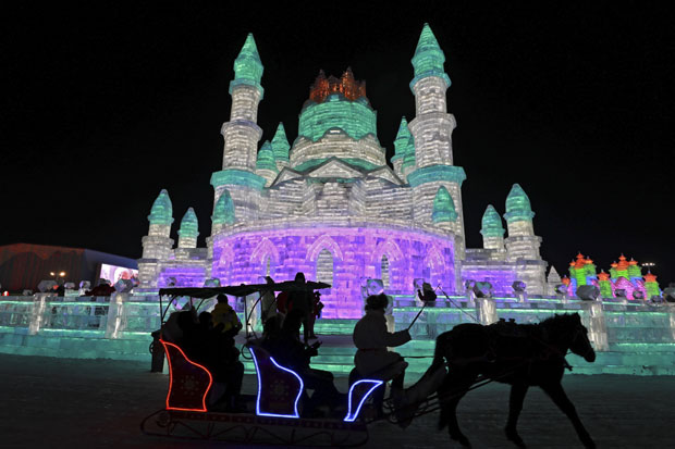 Њима није хладно: Град са фасцинантним леденим скулптурама (ФОТО +ВИДЕО)