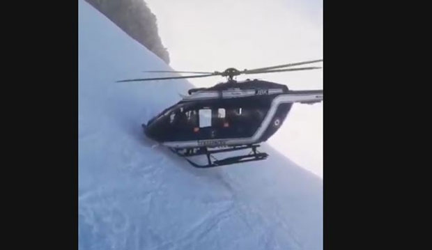 НЕВЕРОВАТНА АКЦИЈА СПАСАВАЊА: Пилот демонстрирао врхунске вештине у Алпима (ВИДЕО)