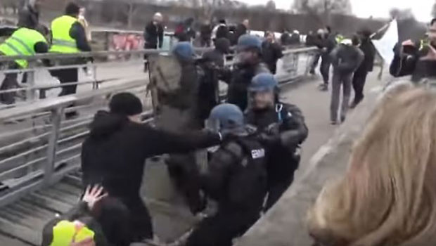 ХЕРОЈ “ЖУТИХ ПРСЛУКА”: Скупљају паре за бившег боксера пошто је тукао полицајце (ВИДЕО)