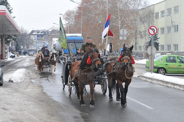 ДЕФИЛЕ ФИЈАКЕРА: Традиционална божићна манифестација у Краљеву