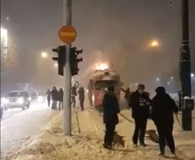 Запалио се кров трамваја (ВИДЕО)