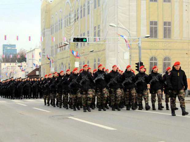 ПРИПРЕМЕ ЗА ДАН РЕПУБЛИКЕ: Постројавање полиције у Бањалуци (ФОТО)