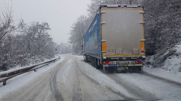 СНЕГ ШИРОМ СРБИЈЕ: Критично у Пријепољу, ивањичким селима, као и на Пештеру, а у Новој Вароши ванредна ситуација (ФОТО)