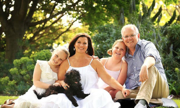 ГАФ КАБИНЕТА ПРЕМИЈЕРА: Фотошоп са две леве ноге