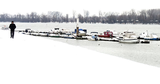 Пловила безбедна, лед на Сави