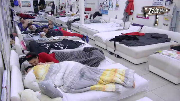 МИНА ЛЕГЛА ПОРЕД ЗОЛЕ, ПА МУ РАДИЛА ОВО! Миљана ће полудети од муке кад сазна шта је урадила њена цимерка! (ВИДЕО)