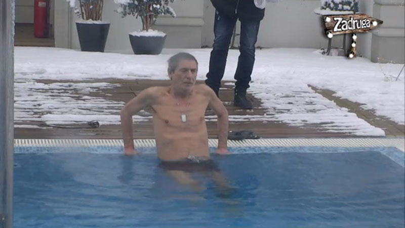 КАДРОВИ ОД КОЈИХ ЋЕТЕ СЕ ЗАЛЕДИТИ: Лепи Мића не одустаје од ритуала (ВИДЕО)