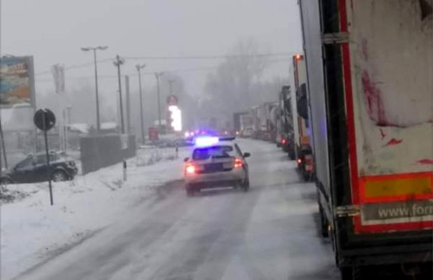 ДВЕ НЕСРЕЋЕ НА ИБАРСКОЈ МАГИСТРАЛИ: Потпуно обустављен саобраћај у правцу Београда, три особе повређене (ФОТО)