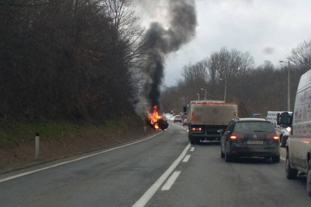 НЕСРЕЋА КОД БАЊА ЛУКЕ: Возач изгорео у аутомобилу после слетања