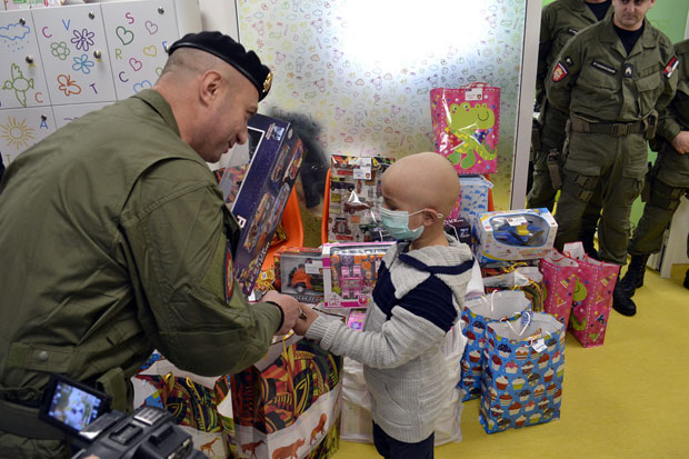 ЖАНДАРМИ У НИШКОМ КЦ: Поклони за малишане