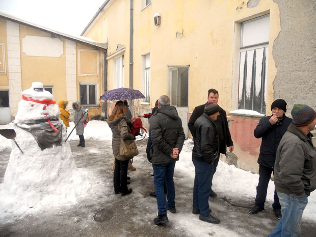 ПРОПАО 12. ПОКУШАЈ СУДА ДА ПРЕУЗМЕ ПОГОН: Капију фабрике резног алата у Чачку чували телима