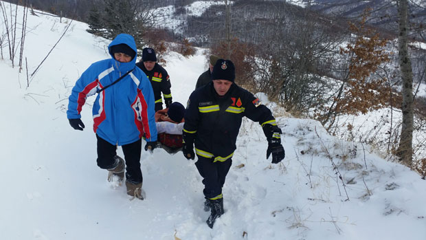 СМЕТОВИ ОТЕЖАЛИ ПУТ ДО СТАРИЦЕ: Доживела мождани удар, ватрогасци је евакуисали на санкама
