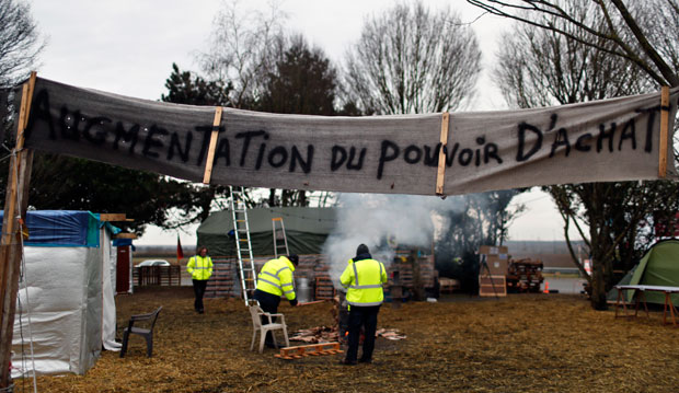 ХАОС ШИРОМ ФРАНЦУСКЕ: Жути прслуци опет на улицама, на протестима учествовало 84.000 људи, приведено 244