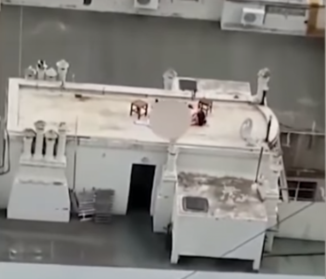 Снимљен је током вођења љубави на крову и реаговао овако (ВИДЕО)