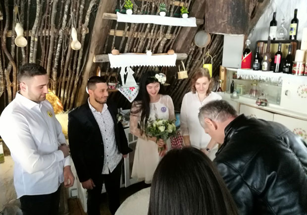 АВАНТУРА МЛАДЕНАЦА ИЗ ЦРНЕ ГОРЕ: Возили 150 километара по снегу да се венчају