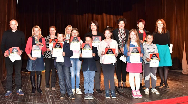 Учитељица за филмове и пехаре
