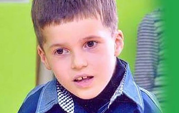 САХРАЊЕН АНДРИЈА, ДЕЧАК КОЈИ ЈЕ ПРЕМИНУО ПОСЛЕ ОПЕРАЦИЈЕ КИЧМЕ: Беле руже од школских другова