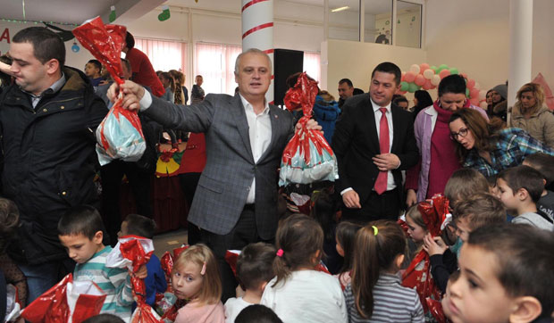 Весић: Више пажње ћемо посветити српским срединама на КиМ (ФОТО)