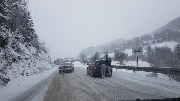 СНЕГ НАПРАВИО ПРОБЛЕМЕ, МЕШТАНИ СТРАХУЈУ: Села Нове Вароши још у блокади, у Ариљу више није ванредно
