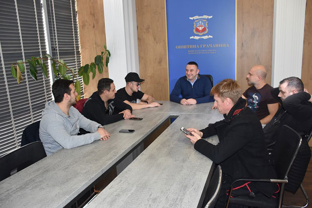 ДОЧЕК ПРАВОСЛАВНЕ НОВЕ ГОДИНЕ НА КОСМЕТУ: „Тропико бенд у Грачаници, „Амадеус“ у Лепосавићу, Звезде Гранда у Косовској Митровици