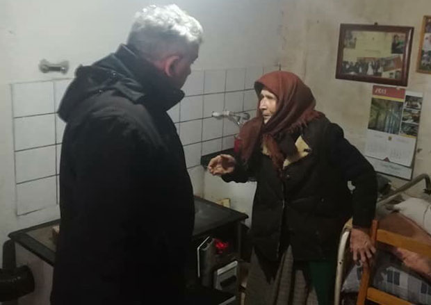 ЗИМСКА ПАТРОЛА У ОБИЛАСКУ ГОРШТАКА: Старима и лепа реч помоћ