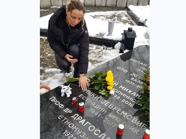 ЈЕЛЕНА ЈЕВРЕМОВИЋ НА ОЧЕВОМ ГРОБУ НА ПОМЕНУ: За Микија 18 жутих ружа