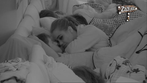 Ана до јутра лежала на Давидовом рамену: Пао пољубац за лаку ноћ! (ВИДЕО)