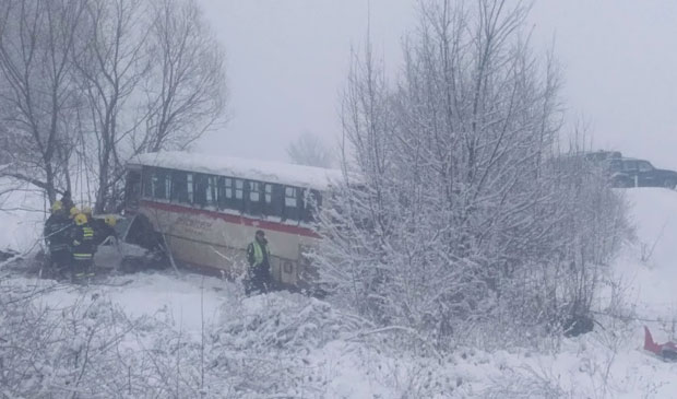 НОВИ ДЕТАЉИ НЕСРЕЋЕ КОД КРУШЕВЦА: Аутобус прошао технички пре удеса