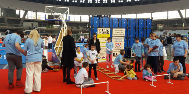 КОШАРКАШИЦА ПОМАЖЕ АУТИСТИЧНОЈ ДЕЦИ: Лечи малишане без лекова