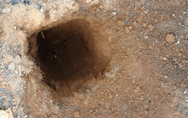 Дечак упао у бунар дубок 100 метара, нашли само кесицу бомбона (ВИДЕО)