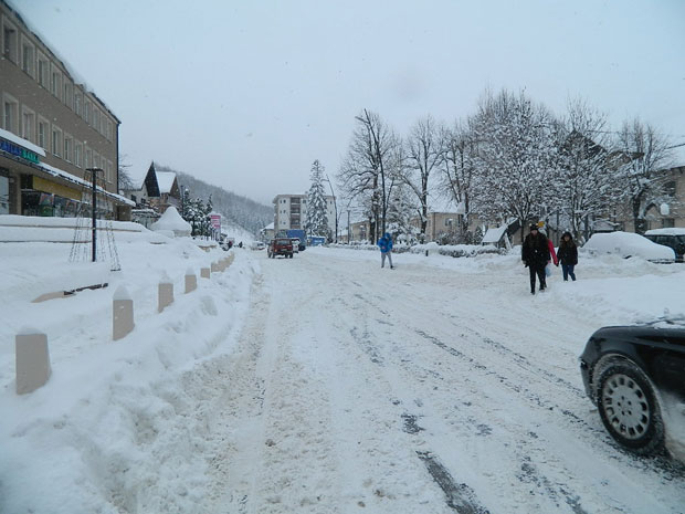 НОВО НЕВРЕМЕ НА СЕВЕРУ ЦРНЕ ГОРЕ: Снег нарастао ЗА 10 центиметара (ФОТО)