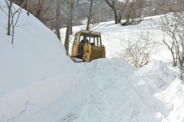 Снег се још игра с путарима (ФОТО/ВИДЕО)