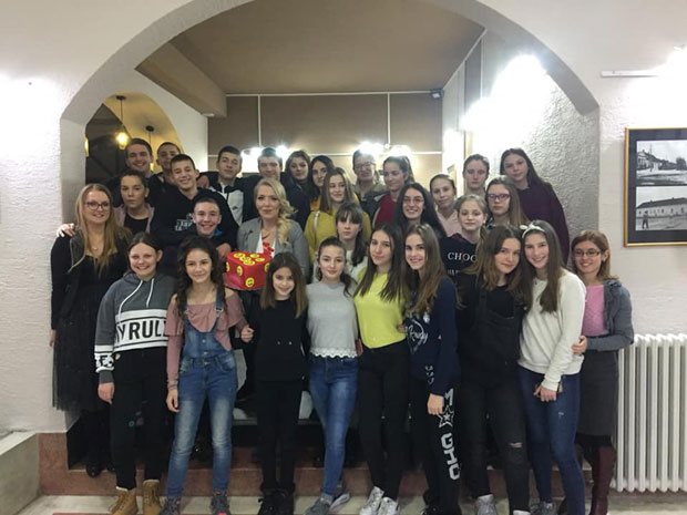 “ГАЗЕ ПРЕКО ЖИВИХ”: Жртве вршњачког насиља представом дирнуле публику