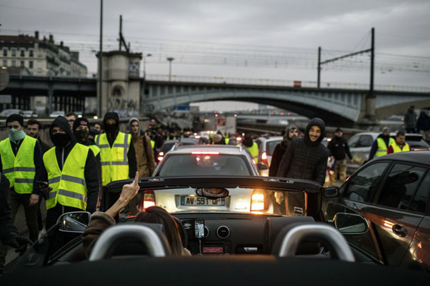 ПОКУШАЈ ДА СЕ УМИРЕ “ЖУТИ ПРСЛУЦИ”: Макрон званично покреће велику националну дебату