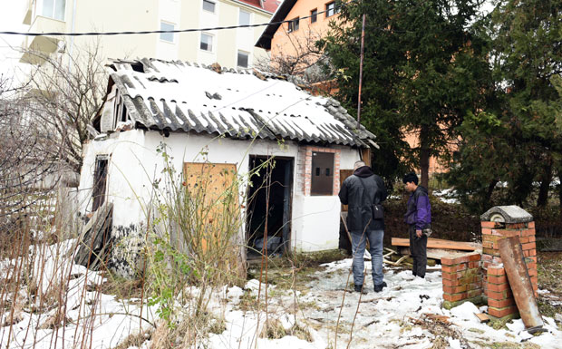 СТРАВИЧАН ПРИЗОР У КУЋИ У ЖЕЛЕЗНИКУ: Чувао мртву мајку две године у сандуку! (ФОТО)