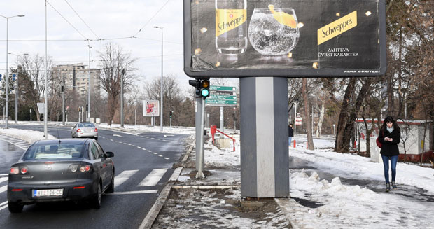 МУКЕ ВОЗАЧА: Билборд скрива црвено светло