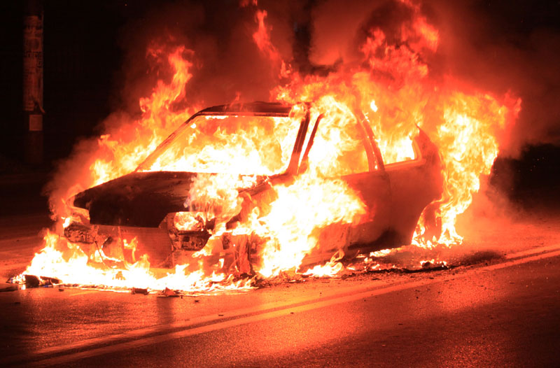 Кола горе усред ноћи, а полиција тапка у мраку