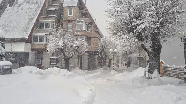 Скијама по крову