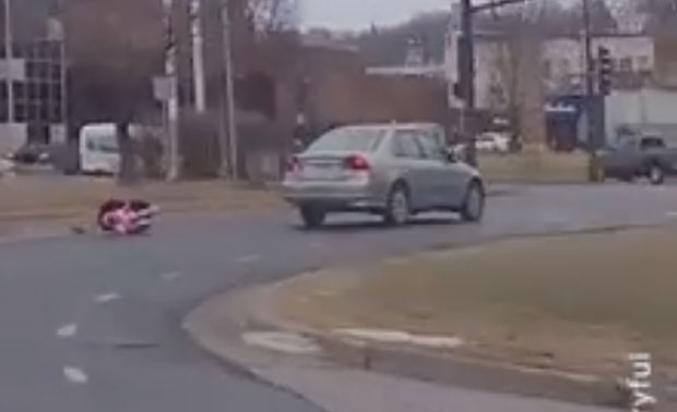 НЕВЕРОВАТНО: Дете испало из аутомобила у покрету, мајка наставила да вози (ВИДЕО)