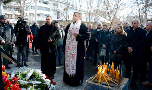 МУК И ТИШИНА ВЛАДАЈУ И ДАЉЕ: Годишњи помен Оливеру Ивановићу у Косовској Митровици (ФОТО + ВИДЕО)