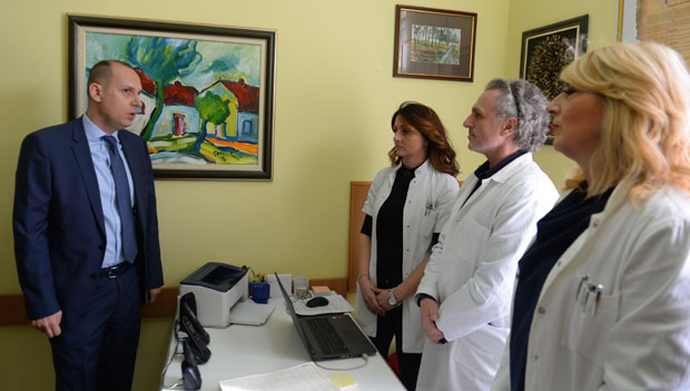 ПРИЧОМ СПАСАВАЈУ ЖИВОТЕ: Отворена СОС линија за спречавање самоубистава 