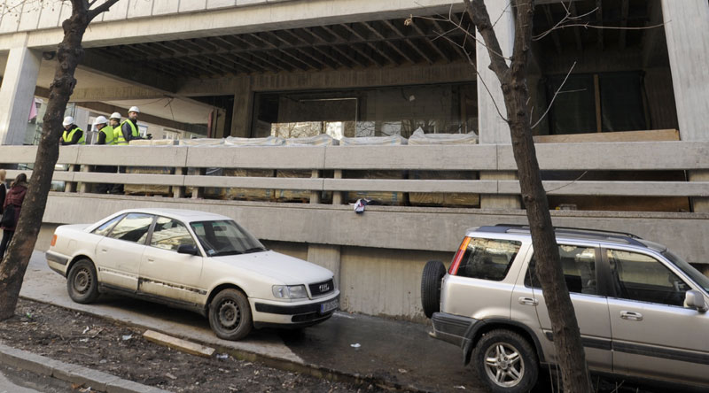 Раднику позлило, пао испред Палате правде, превезен на ВМА 