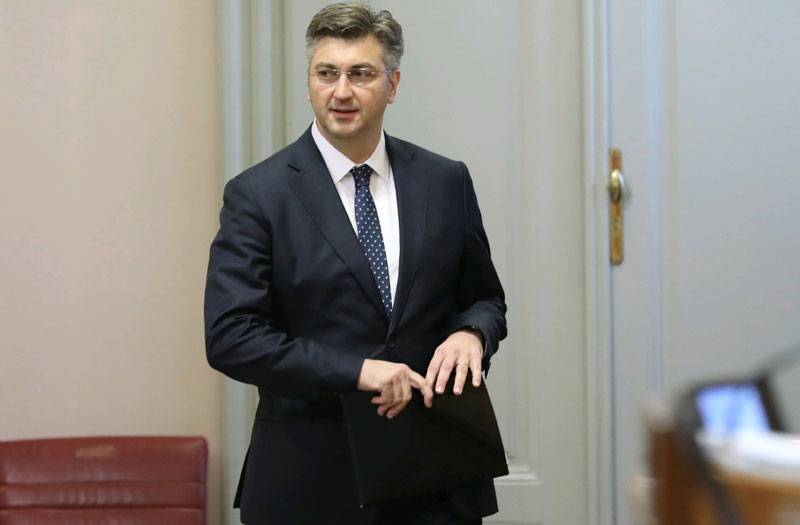 У САБОРУ УМАЛО ТУЧА ЗБОГ СРБИЈЕ: Пленковића и Грмоју обуздали посланици 