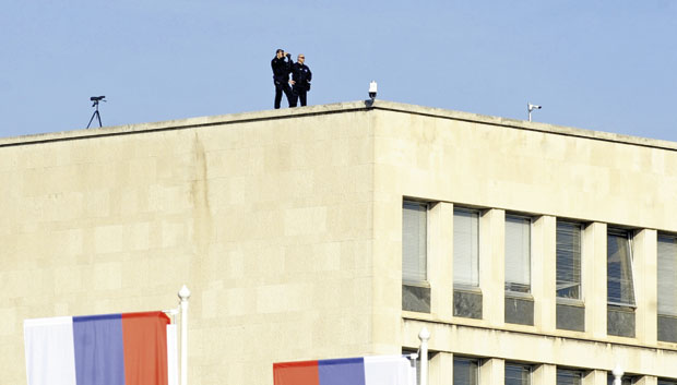 МЕРЕ БЕЗБЕДНОСТИ ТОКОМ ПОСЕТЕ: Снимали дронови, а по крововима снајперисти