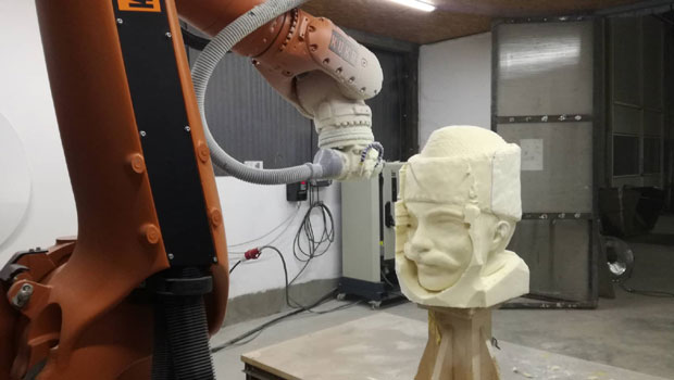 СПОМЕНИК ЛЕГЕНДАРНОМ СВЕТСКОМ ПУТНИКУ: Робот Радиша исклесао Јованчу