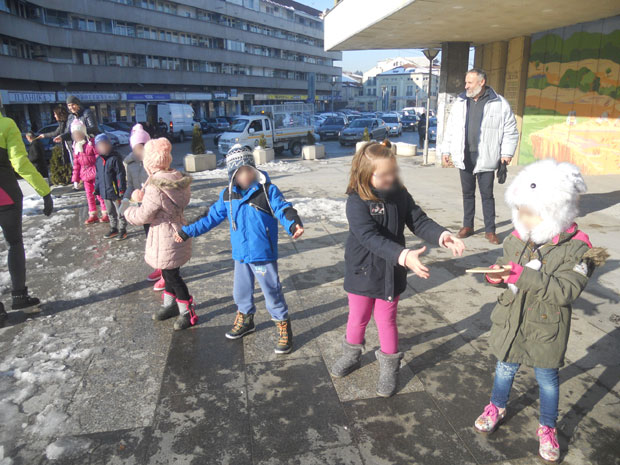 ГРАДСКА БИБЛИОТЕКА У ЧАЧКУ: Живи ланац од малених “карика” сели књиге