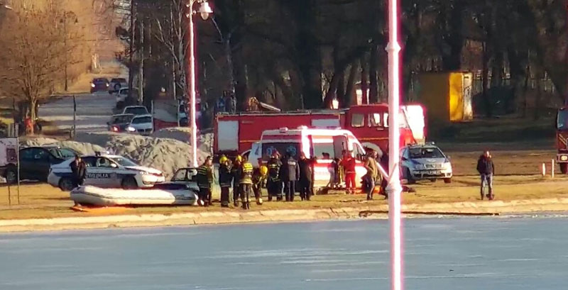 УМАЛО ИЗБЕГНУТА ТРАГЕДИЈА НА ПАЛИЋУ: Једриличар слетео у језеро (ФОТО)