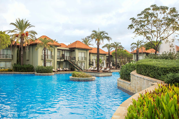 ЛУКСУЗ УШУШКАН МЕЂУ ПАЛМАМА: Препустите се уживању у једном од најпознатијих хотела у Анталији